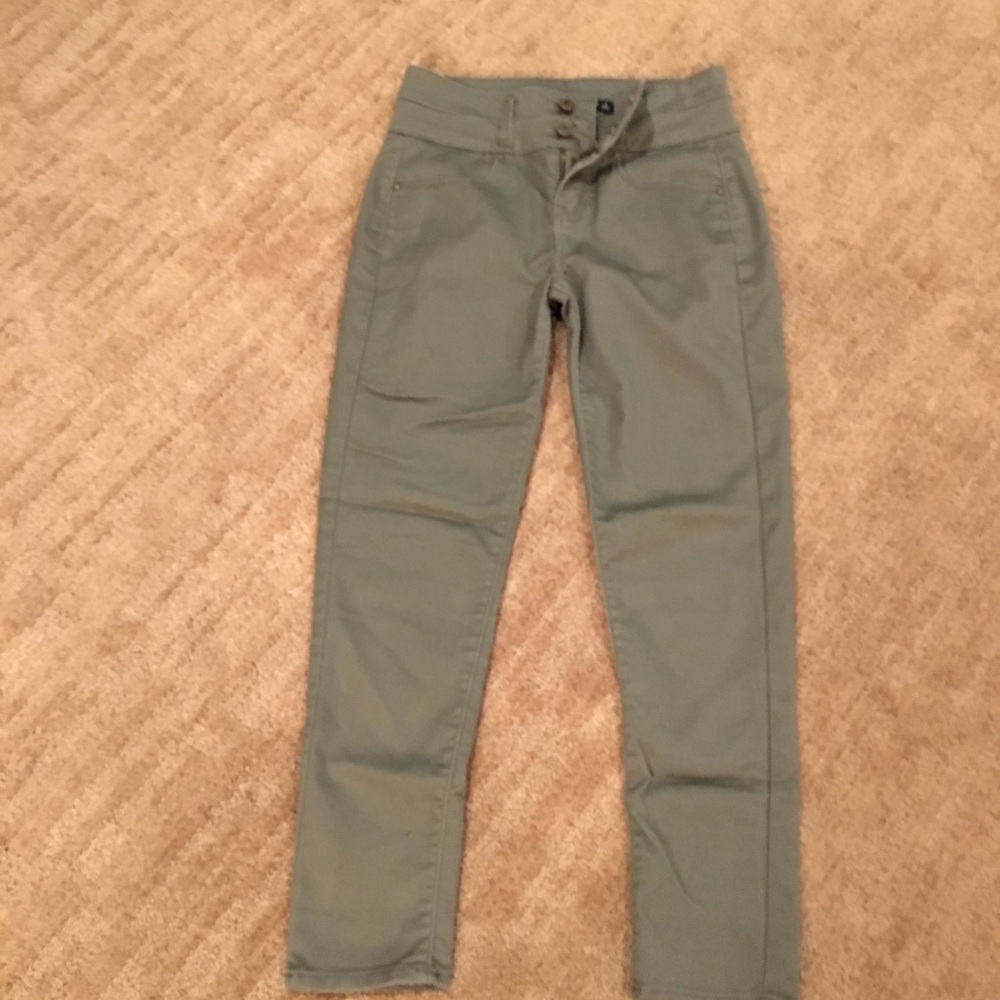 Like new Green cropped jeans!